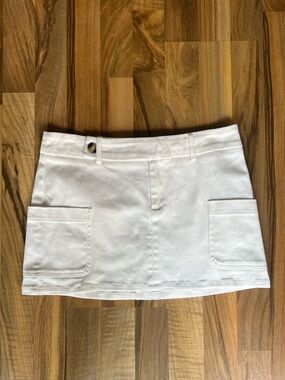 Princess Polly White Mini Skirt w/ Cargo Pockets, Stretch and Softness, Size 6